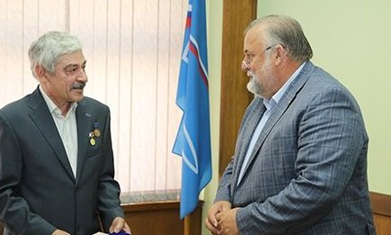 Евгений Каблов вручил дипломы технических наук ведущим инженерам ВИАМ