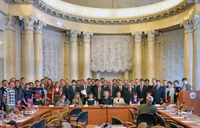 Молодые российские ученые получили медали и премии РАН