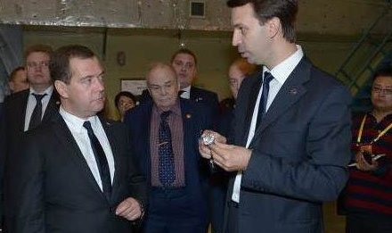 Евгений Велихов и Григорий Трубников рассказали Дмитрию Медведеву о работе сверхпроводящего токамака «EAST»
