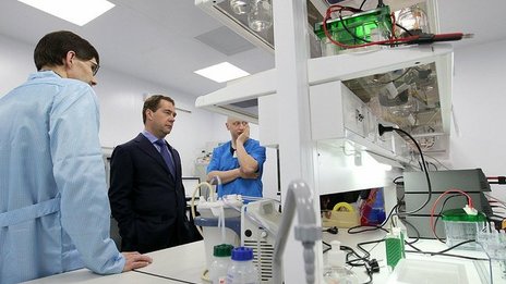 Дмитрий Медведев ознакомился с работой биотехнологического центра