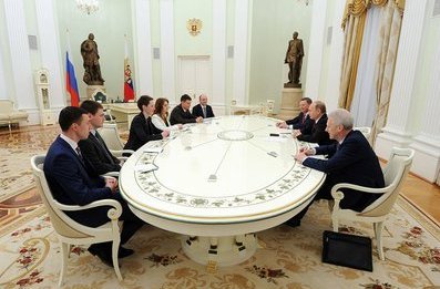Владимир Путин поздравил молодых ученых с присуждением премии главы государства